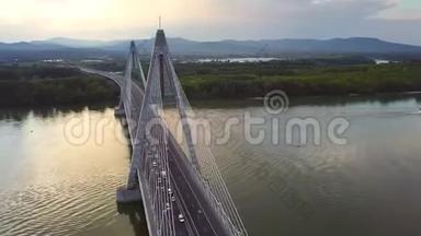 匈牙利布达佩斯-日落时环绕Megyeri桥的4K高空超移时移