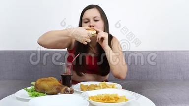 厚厚的<strong>可爱女孩</strong>坐在沙发上吃快餐，汉堡包，薯片。