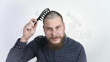 一个头发<strong>往后</strong>退的男人拿着梳子，心烦意乱。 秃头病。