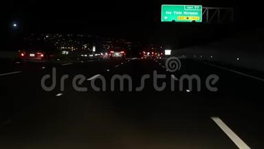 从车上看。 洛杉矶夜间繁忙的高速公路。 美国加利福尼亚州的大型州际公路公路。 自动汽车