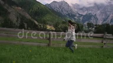 乡村女孩正在阿尔卑斯山<strong>牧场</strong>的农场里奔跑，<strong>牧场</strong>是<strong>奶牛</strong>