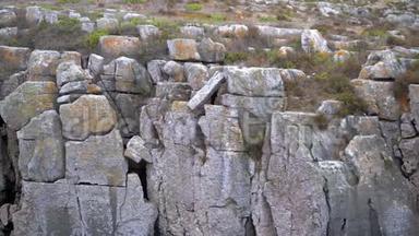 观海上悬崖全景.. 悬崖上的灰色石头