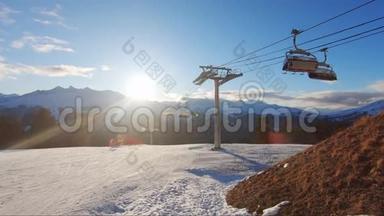 冬天的全景，滑雪<strong>电梯</strong>和雪覆盖的山在一个阳光明媚的日子。 山脉滑雪<strong>电梯</strong>在行动。