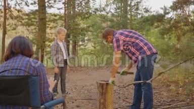 父亲一起在夏林的<strong>露营</strong>地砍柴。 爸爸和儿子在家庭<strong>露营</strong>时用斧头砍木头