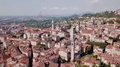 贝加莫，意大利。 令人惊叹的无人机鸟瞰古镇。 市中心的景观，历史建筑和塔楼
