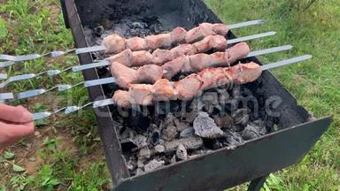 一个人在花园、后院烧烤炉上烧烤肉串，烧烤炉上烧烤肉串，烧烤炉里的烟和热
