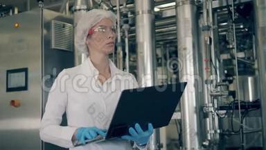 工厂生产线<strong>的</strong>质量控制。 女人在检查<strong>奶牛</strong>场机器时使用笔记本电脑。