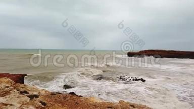 <strong>风暴来</strong>临前，海浪正撞击着岛屿的岩石悬崖。 4k