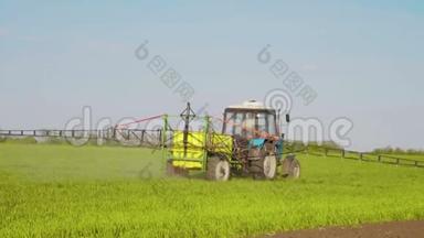 农用拖拉机在日落时用喷雾器、除草剂和杀虫剂在田间<strong>喷洒</strong>。 农用机械<strong>喷洒</strong>杀虫剂