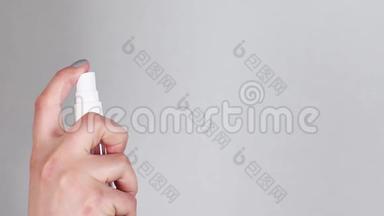 手消毒。手上带消毒剂酒精喷雾和消毒剂可防止病毒爆发。正手