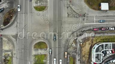 城市十字路口上升无人机视野。 鸟瞰城市十字路口的无人机。 空中景色，交通开始移动