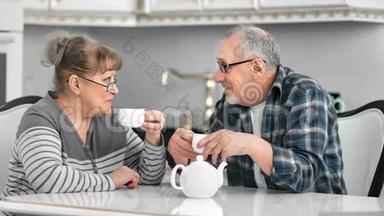微笑的中年人在白色厨房享受咖啡休息时的友好交谈