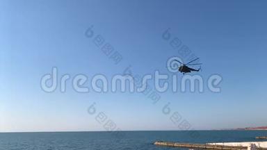 直升机飞过海面