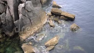 海洋海岸的<strong>岩石</strong>和石头。 <strong>海浪</strong>拍打着<strong>岩石</strong>
