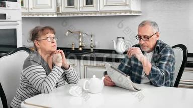 自信的老人喝早茶，看报纸，和妻子一起吃早餐