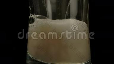 泡沫<strong>啤酒灌装</strong>玻璃杯。