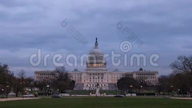 从华盛顿特区的商场俯瞰美国国会大厦的夜景。