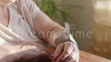用手指按压数字血压计对自测血压进行特写。 妇女健康检查