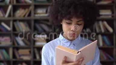 年轻的非洲妇女在<strong>图书馆看书</strong>，一边看着体贴的书