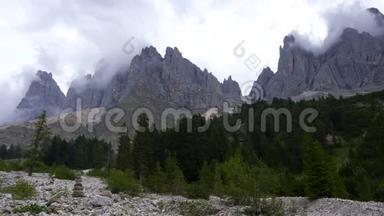 圣玛格达莱纳圣玛德莱纳瓦尔迪富内斯在多洛米斯意大利阿尔卑斯山与Furchetta<strong>山峰视频</strong>