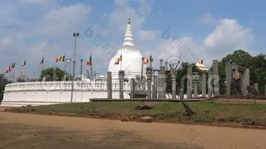 佛教寺庙背景上的古达戈巴·图巴拉马.. Anuradapura