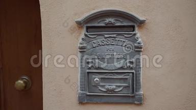 每个Lettere都有Cassetta文本的古邮箱意味着光墙上的信箱