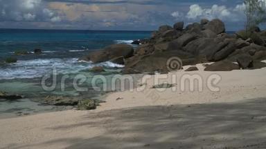 海浪和花岗岩-塞舌尔马赫岛警察海滩。全景。