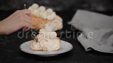 美味的麦林果蛋糕卷切片在盘子上。