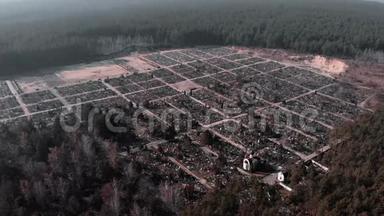 环绕森林的墓地的高空俯视。 在墓地上空飞行的无人机。 空中无人机拍摄的森林墓地。 医生