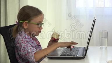 4K眼镜儿童笔记本电脑学习，女孩在网上玩电子游戏