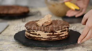 厨师做巧克力层拿破仑蛋糕。 俄罗斯巧克力蛋糕拿破仑。