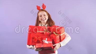 美丽快乐的女孩闭着眼睛大声喊叫，很高兴收<strong>到家</strong>人送的漂亮圣诞礼物
