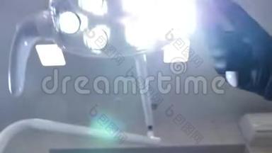 相机拍摄病人的POV。 特写牙医手定制光。 矫形器专业牙科灯