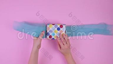 女孩用粉色背景包装礼物，俯视图