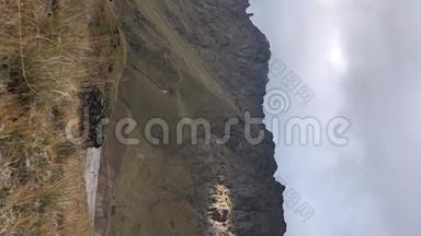 垂直时间图视频全景的高山地形在北高加索，那里的山是悬崖天空。 视频