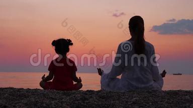 母亲和她的小女儿一边欣赏日落，一边在<strong>海边</strong>或<strong>海边</strong>沉思。