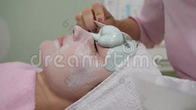 患者美容诊所的面部应用保湿膏。