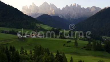 意大利阿尔卑斯山多洛米斯的圣玛格达莱纳圣玛德莱纳瓦尔迪富内斯录像，背景是Furchetta山峰