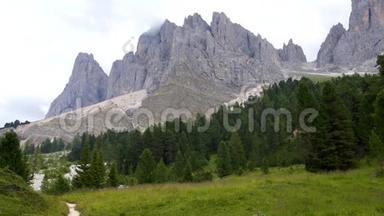 圣玛格达莱纳圣玛德莱纳瓦尔迪富内斯在多洛米斯意大利阿尔卑斯山与Furchetta<strong>山峰视频</strong>