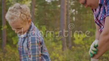 父亲和儿子在森林徒步旅行中砍干柴火。 旅游爸爸和儿子少年一起用斧头砍木头