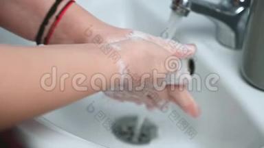女人在水龙头下用肥皂和洗手。 卫生概念手册
