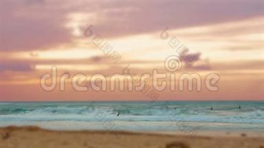 以色列Palmahim海滩日落时，一群冲浪者在地中海冲浪的电影