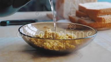 美味的<strong>方便</strong>面碗在桌子上特写。 倒入沸水。