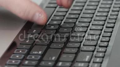 商人使用笔记本电脑，在家里上网工作，男人通过网络连接到办公室