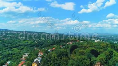 <strong>观看</strong>Chernivtsi国家尤里·费德科维奇大学绿色夏季城市的空中<strong>视频</strong>。