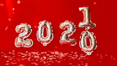 银色2021数字气球在红色背景。 新年即将来临