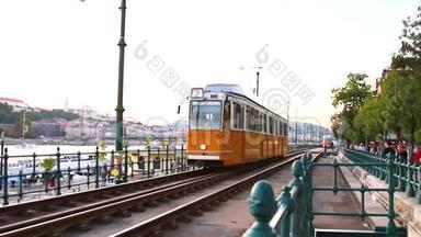 匈牙利布达佩斯2019年9月19日：旧黄色有轨电车沿着布达佩斯的一条街道行驶。 它的历史中心