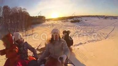 幸福的家庭乘坐和微笑的雪管在雪道上。慢动作。 冬天的雪景。 户外运动。 日落