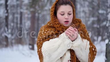 一位在户外散步的年轻女子在冬天的公园里呼吸以<strong>保暖</strong>的肖像。 慢慢