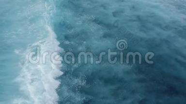 海面巨浪的俯视图，起泡和飞溅的慢镜头